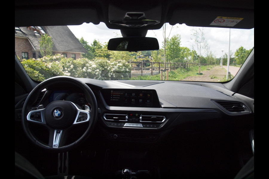 BMW 1-serie 120i Business Edition | Panoramadak | Camera | Apple Carplay | M-pakket | Schaalstoelen |