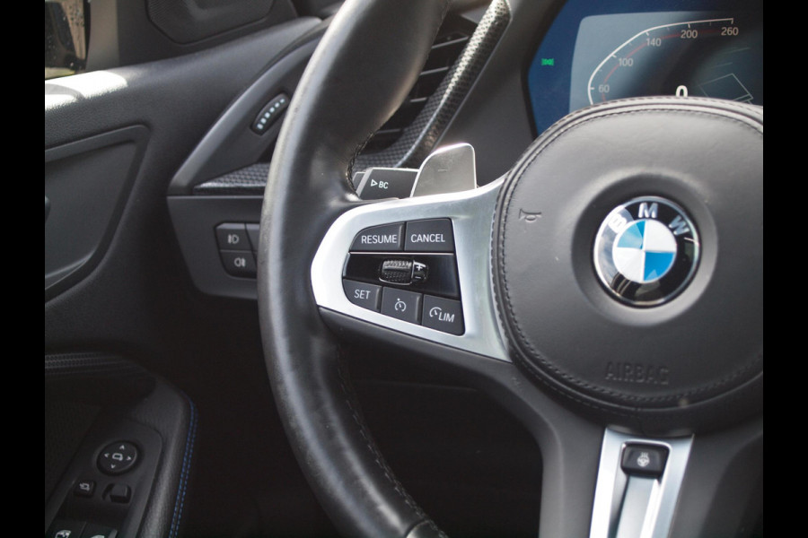 BMW 1-serie 120i Business Edition | Panoramadak | Camera | Apple Carplay | M-pakket | Schaalstoelen |
