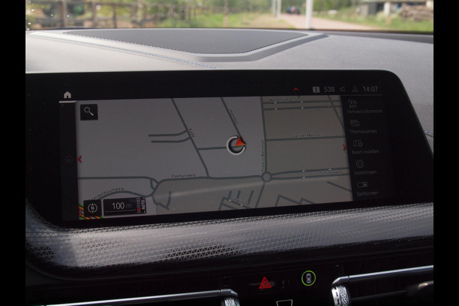 BMW 1-serie 120i Business Edition | Panoramadak | Camera | Apple Carplay | M-pakket | Schaalstoelen |
