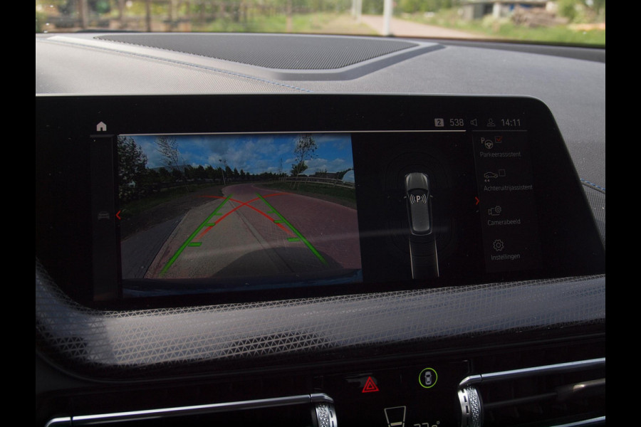 BMW 1-serie 120i Business Edition | Panoramadak | Camera | Apple Carplay | M-pakket | Schaalstoelen |