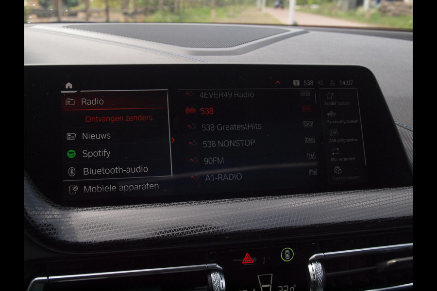 BMW 1-serie 120i Business Edition | Panoramadak | Camera | Apple Carplay | M-pakket | Schaalstoelen |