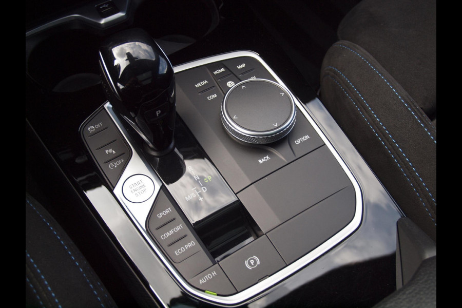 BMW 1-serie 120i Business Edition | Panoramadak | Camera | Apple Carplay | M-pakket | Schaalstoelen |