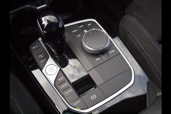 BMW 1-serie 120i Business Edition | Panoramadak | Camera | Apple Carplay | M-pakket | Schaalstoelen |
