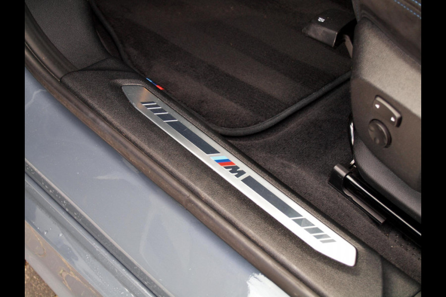 BMW 1-serie 120i Business Edition | Panoramadak | Camera | Apple Carplay | M-pakket | Schaalstoelen |