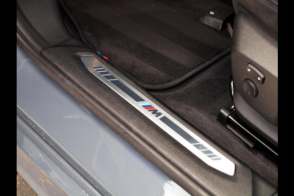 BMW 1-serie 120i Business Edition | Panoramadak | Camera | Apple Carplay | M-pakket | Schaalstoelen |