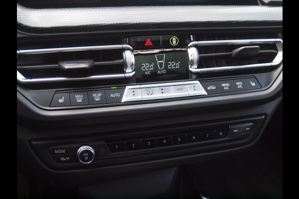 BMW 1-serie 120i Business Edition | Panoramadak | Camera | Apple Carplay | M-pakket | Schaalstoelen |
