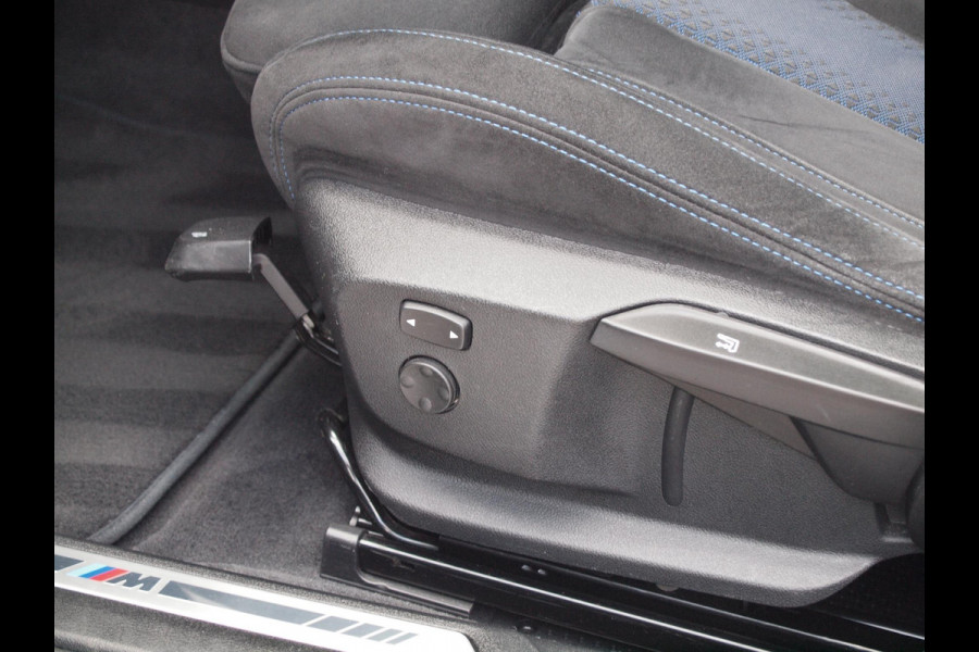 BMW 1-serie 120i Business Edition | Panoramadak | Camera | Apple Carplay | M-pakket | Schaalstoelen |