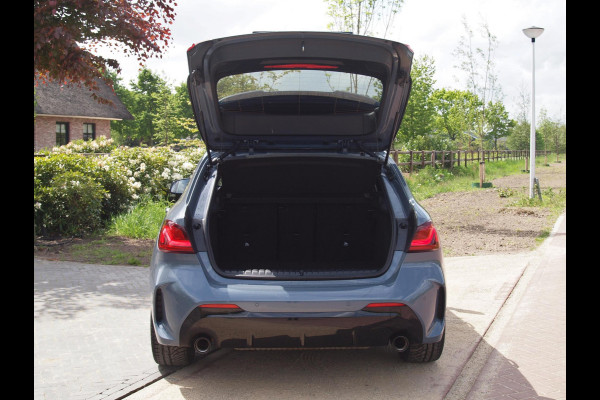 BMW 1-serie 120i Business Edition | Panoramadak | Camera | Apple Carplay | M-pakket | Schaalstoelen |