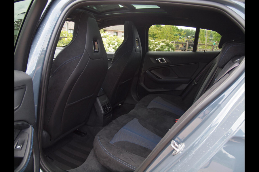 BMW 1-serie 120i Business Edition | Panoramadak | Camera | Apple Carplay | M-pakket | Schaalstoelen |