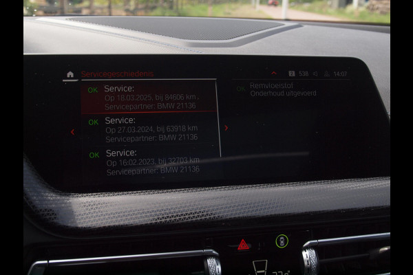 BMW 1-serie 120i Business Edition | Panoramadak | Camera | Apple Carplay | M-pakket | Schaalstoelen |