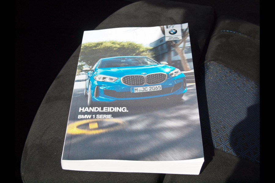 BMW 1-serie 120i Business Edition | Panoramadak | Camera | Apple Carplay | M-pakket | Schaalstoelen |
