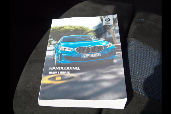 BMW 1-serie 120i Business Edition | Panoramadak | Camera | Apple Carplay | M-pakket | Schaalstoelen |