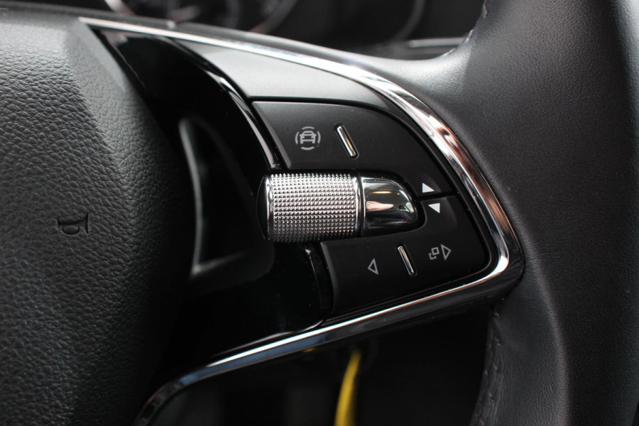 Škoda Kamiq 1.0 TSI 110pk DSG Tour de France Navigatie Apple Carplay/Android Auto Cimate Control Camera Parkeer sensoren Led Adaptive Cruise Control