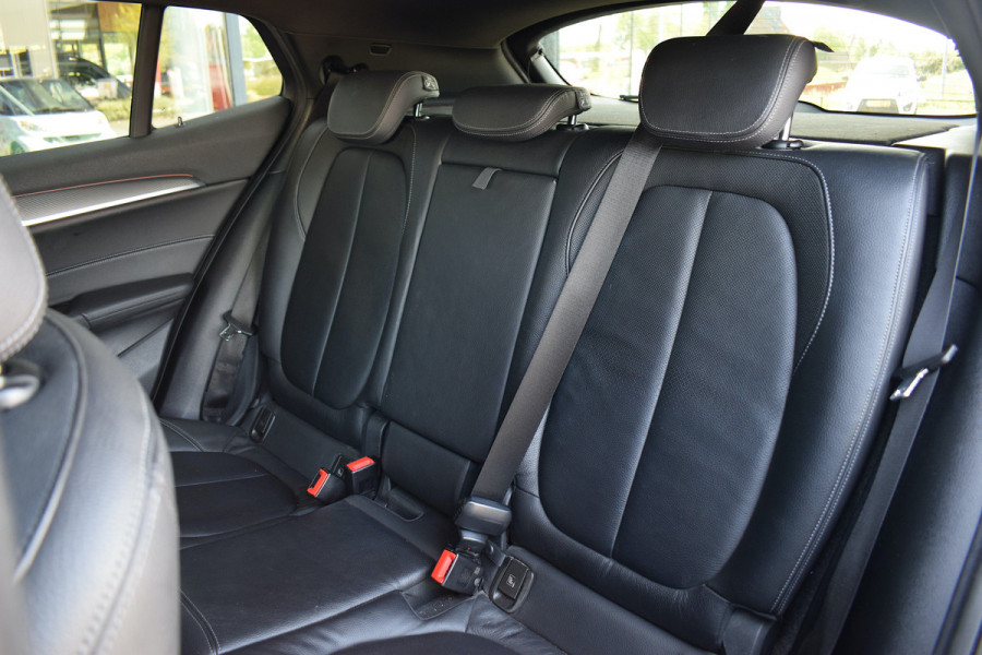 BMW X2 sDrive20i High Executive | M-Sport | Leer | HUD | Stoelverw. | Camera