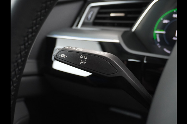 Audi e-tron Sportback 55 Quattro 408pk 95kWh Luchtvering Adaptive-Cruise Apple Carplay Android Trekhaak Elektr.Sport-Stoel+Leder/Alcantara+Verwarmd+Ge Keyless Audi sound system Lane-Assist Audi-smartphone-interface Rijstrooksensor Wifi Fase 3 Laden