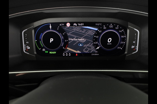 Volkswagen Tiguan 1.4 TSI eHybrid R-Line Business 245PK | Panoramadak | Winterpakket | Trekhaak | Keyless entry | Black Style