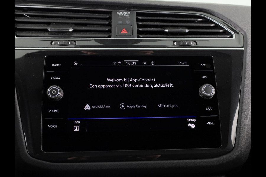 Volkswagen Tiguan 1.4 TSI eHybrid R-Line Business 245PK | Panoramadak | Winterpakket | Trekhaak | Keyless entry | Black Style