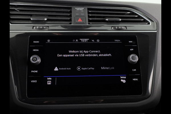 Volkswagen Tiguan 1.4 TSI eHybrid R-Line Business 245PK | Panoramadak | Winterpakket | Trekhaak | Keyless entry | Black Style