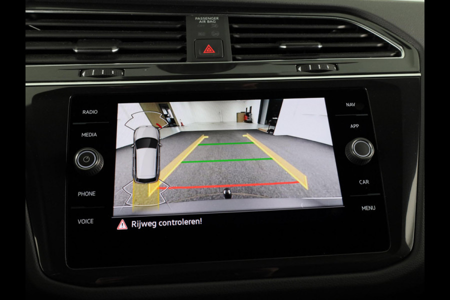 Volkswagen Tiguan 1.4 TSI eHybrid R-Line Business 245PK | Panoramadak | Winterpakket | Trekhaak | Keyless entry | Black Style