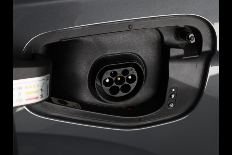 Volkswagen Tiguan 1.4 TSI eHybrid R-Line Business 245PK | Panoramadak | Winterpakket | Trekhaak | Keyless entry | Black Style