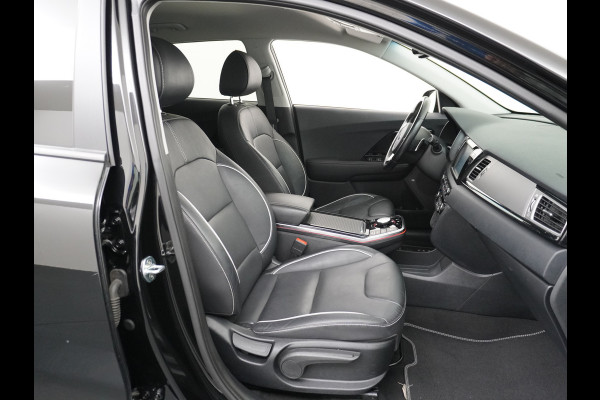 Kia e-Niro 64kWh 204PK Leder Camera Adaptive-Cruise Warmtepomp Apple Carplay Android Auto Navi Ecc DAB Pdc Executive-Line Stoel Verwarming/ Keyless Led Achterbank+Stuur Verwarming Dodehoek assistent Regen-Lichtsensor JBL-Soundsystem Bluetooth Draadloze tel.lader Lmv 17" 1e Eigenaar! Krachtige en zuinige aandrijflijn met grootste accu! €45.000 Nieuw