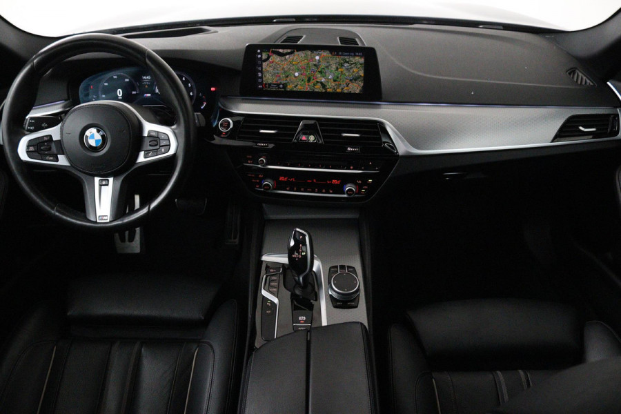 BMW 5 Serie Touring 520i High Executive Edition M-SPORT (PANORAMADAK, CAMERA, NAVI, STOEL/STUUR VERWARMING, ELEKTR STOEL, NL-AUTO)