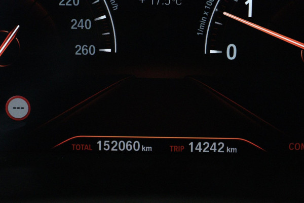BMW 5 Serie Touring 520i High Executive Edition M-SPORT (PANORAMADAK, CAMERA, NAVI, STOEL/STUUR VERWARMING, ELEKTR STOEL, NL-AUTO)