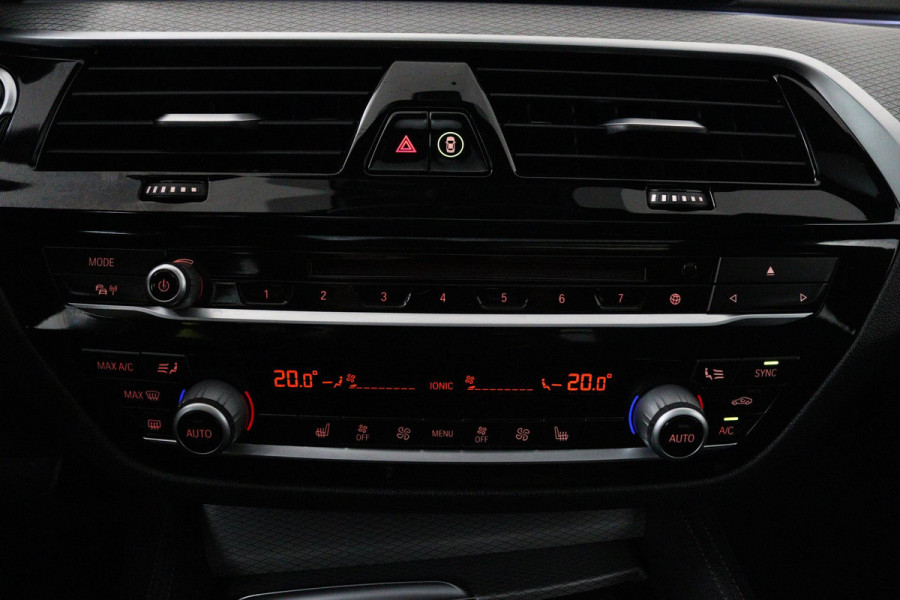 BMW 5 Serie Touring 520i High Executive Edition M-SPORT (PANORAMADAK, CAMERA, NAVI, STOEL/STUUR VERWARMING, ELEKTR STOEL, NL-AUTO)