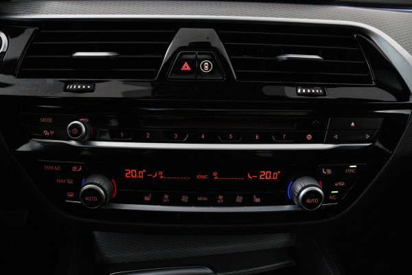 BMW 5 Serie Touring 520i High Executive Edition M-SPORT (PANORAMADAK, CAMERA, NAVI, STOEL/STUUR VERWARMING, ELEKTR STOEL, NL-AUTO)