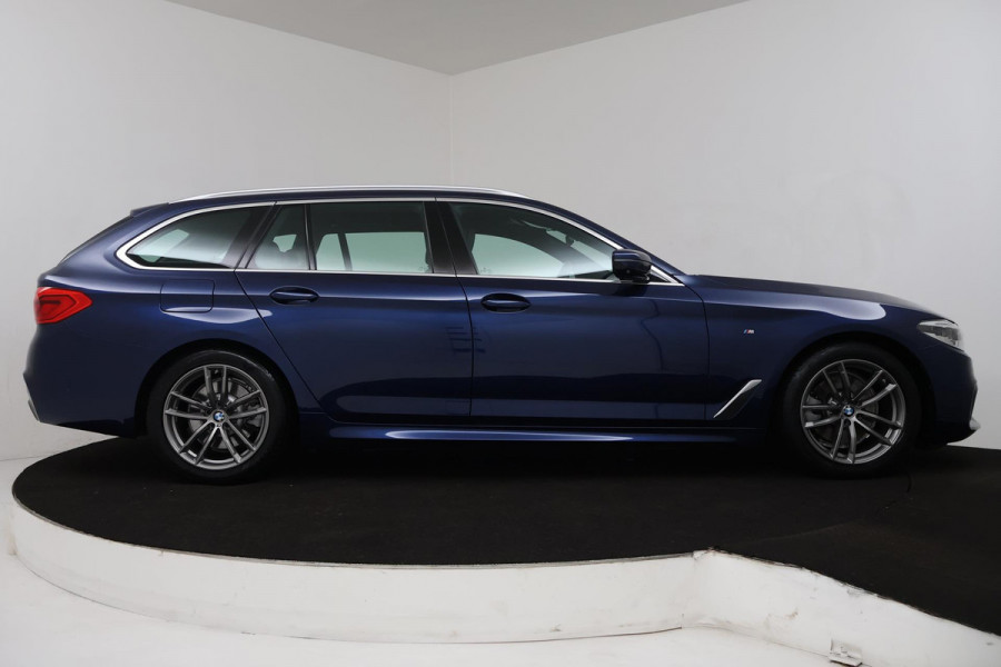 BMW 5 Serie Touring 520i High Executive Edition M-SPORT (PANORAMADAK, CAMERA, NAVI, STOEL/STUUR VERWARMING, ELEKTR STOEL, NL-AUTO)