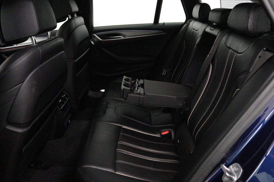 BMW 5 Serie Touring 520i High Executive Edition M-SPORT (PANORAMADAK, CAMERA, NAVI, STOEL/STUUR VERWARMING, ELEKTR STOEL, NL-AUTO)