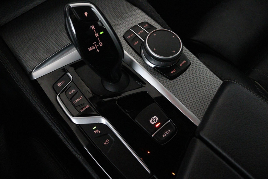 BMW 5 Serie Touring 520i High Executive Edition M-SPORT (PANORAMADAK, CAMERA, NAVI, STOEL/STUUR VERWARMING, ELEKTR STOEL, NL-AUTO)