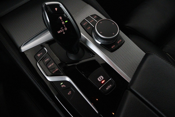 BMW 5 Serie Touring 520i High Executive Edition M-SPORT (PANORAMADAK, CAMERA, NAVI, STOEL/STUUR VERWARMING, ELEKTR STOEL, NL-AUTO)