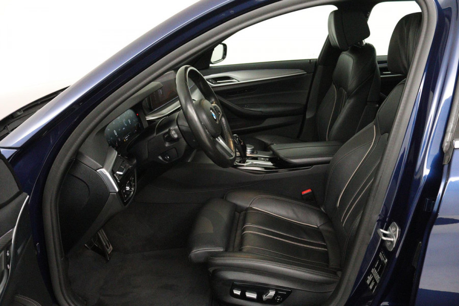 BMW 5 Serie Touring 520i High Executive Edition M-SPORT (PANORAMADAK, CAMERA, NAVI, STOEL/STUUR VERWARMING, ELEKTR STOEL, NL-AUTO)