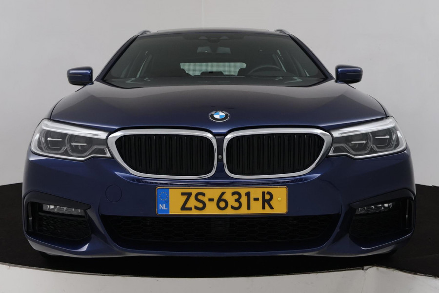 BMW 5 Serie Touring 520i High Executive Edition M-SPORT (PANORAMADAK, CAMERA, NAVI, STOEL/STUUR VERWARMING, ELEKTR STOEL, NL-AUTO)