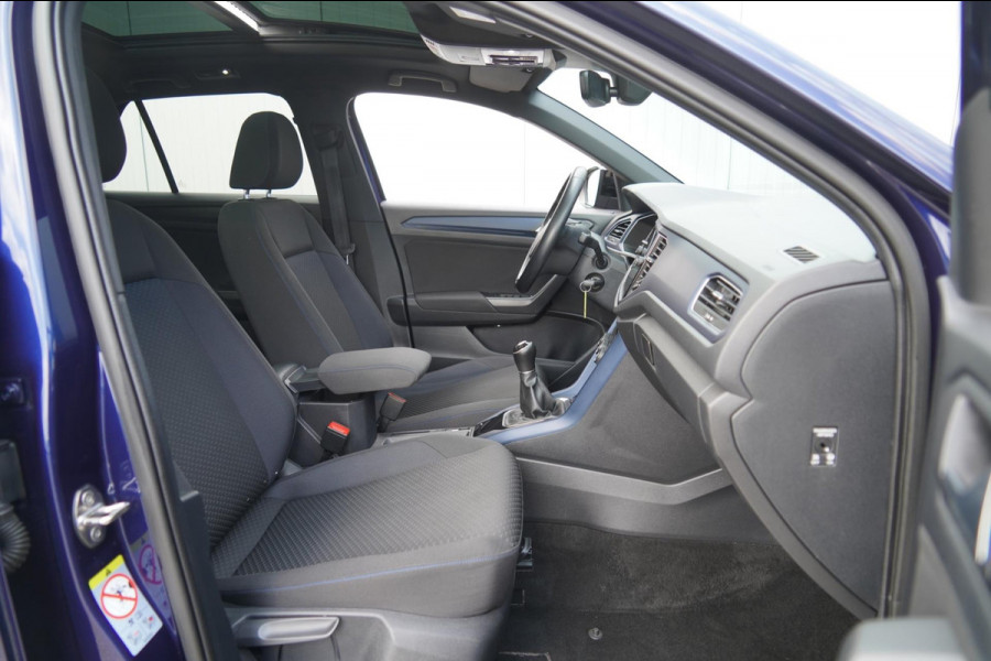 Volkswagen T-Roc 1.0 TSI Style Business / Panoramadak / Camera / PDC V + A / Navigatie