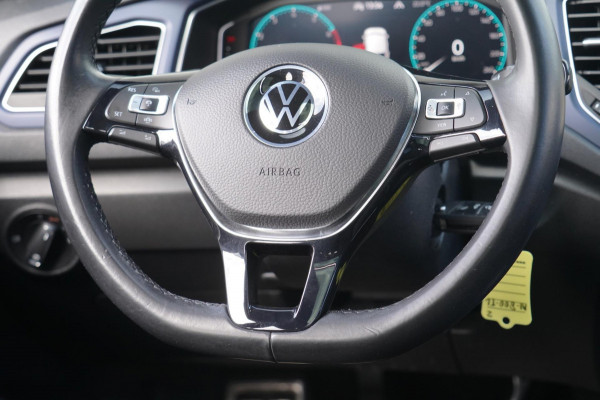 Volkswagen T-Roc 1.0 TSI Style Business / Panoramadak / Camera / PDC V + A / Navigatie