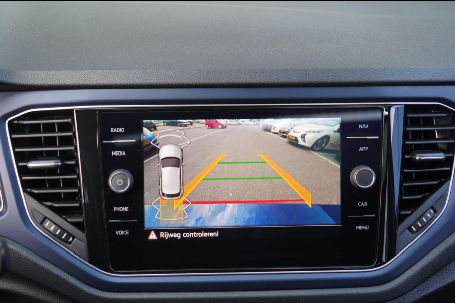 Volkswagen T-Roc 1.0 TSI Style Business / Panoramadak / Camera / PDC V + A / Navigatie