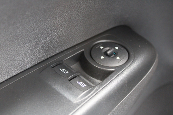 Ford Transit Courier 1.5 TDCI Limited 100pk - Navi - Camera - Betimmering - Stoelverwarming - Rijklaar