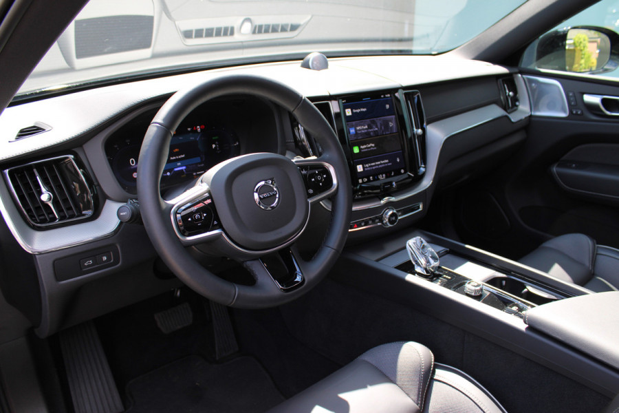 Volvo XC60 2.0 T8 Plug-in hybrid AWD Ultimate Black Edition | Luxe! | Luchtvering | B&W | Trekhaak