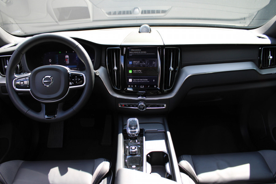 Volvo XC60 2.0 T8 Plug-in hybrid AWD Ultimate Black Edition | Luxe! | Luchtvering | B&W | Trekhaak