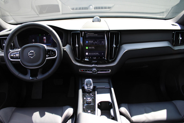 Volvo XC60 2.0 T8 Plug-in hybrid AWD Ultimate Black Edition | Luxe! | Luchtvering | B&W | Trekhaak