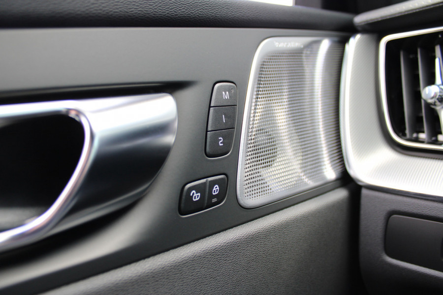 Volvo XC60 2.0 T8 Plug-in hybrid AWD Ultimate Black Edition | Luxe! | Luchtvering | B&W | Trekhaak
