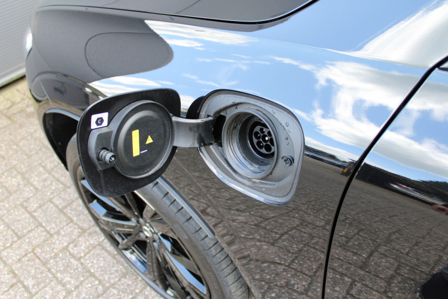 Volvo XC60 2.0 T8 Plug-in hybrid AWD Ultimate Black Edition | Luxe! | Luchtvering | B&W | Trekhaak