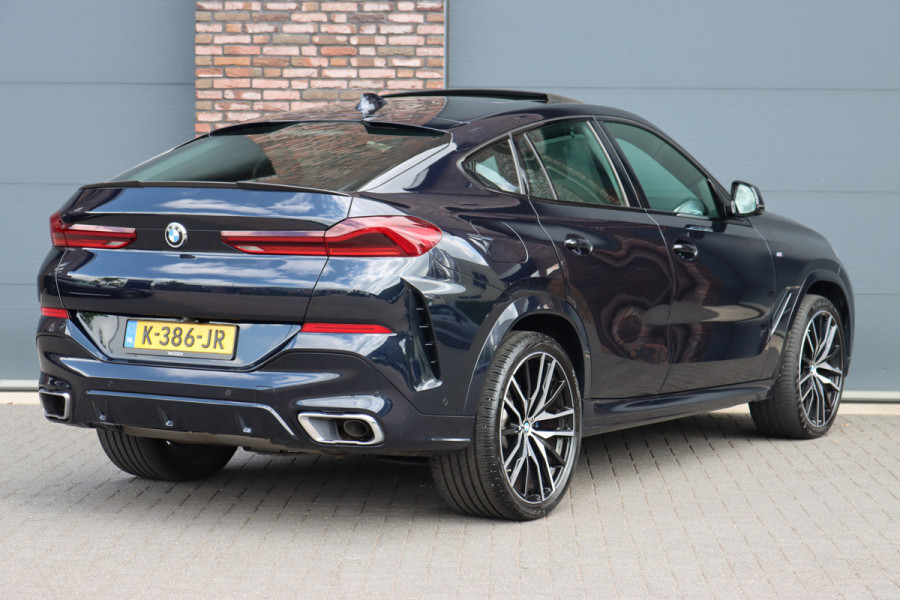 BMW X6 xDrive40i High Executive M Sport Aut8 | ACC | Carbon | Panoramadak | Memory | Surround Camera | Iconic Glow | Laser | HUD | Merino Leder | Trekhaak | Verwarmd Stuurwiel |