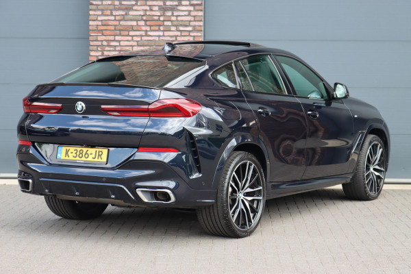 BMW X6 xDrive40i High Executive M Sport Aut8 | ACC | Carbon | Panoramadak | Memory | Surround Camera | Iconic Glow | Laser | HUD | Merino Leder | Trekhaak | Verwarmd Stuurwiel |
