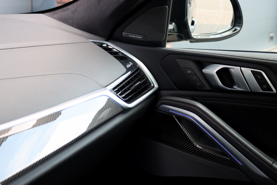 BMW X6 xDrive40i High Executive M Sport Aut8 | ACC | Carbon | Panoramadak | Memory | Surround Camera | Iconic Glow | Laser | HUD | Merino Leder | Trekhaak | Verwarmd Stuurwiel |
