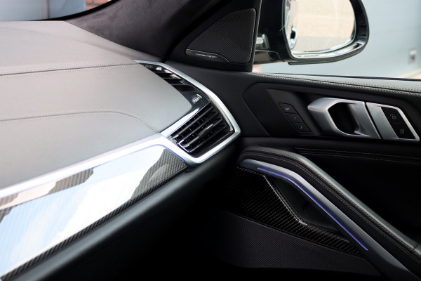 BMW X6 xDrive40i High Executive M Sport Aut8 | ACC | Carbon | Panoramadak | Memory | Surround Camera | Iconic Glow | Laser | HUD | Merino Leder | Trekhaak | Verwarmd Stuurwiel |