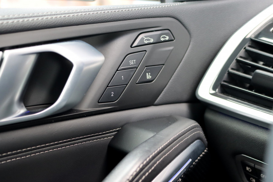 BMW X6 xDrive40i High Executive M Sport Aut8 | ACC | Carbon | Panoramadak | Memory | Surround Camera | Iconic Glow | Laser | HUD | Merino Leder | Trekhaak | Verwarmd Stuurwiel |