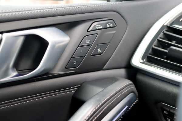 BMW X6 xDrive40i High Executive M Sport Aut8 | ACC | Carbon | Panoramadak | Memory | Surround Camera | Iconic Glow | Laser | HUD | Merino Leder | Trekhaak | Verwarmd Stuurwiel |